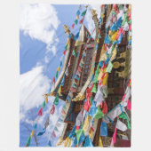 チベットの寺と祈りの言葉フラグ – 雲南省、中国 フリースブランケット (正面)