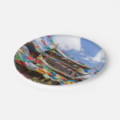 チベットの寺と祈りの言葉フラグ – 雲南省、中国 ペーパープレート (アングル)