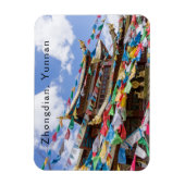 チベットの寺と祈りの言葉フラグ – 雲南省、中国 マグネット (縦)