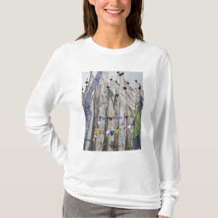 チベットの祈りの旗 ヨトンラ峠 2 Tシャツ