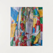 チベットの風景と祈りの旗 - ヒマラヤ タペストリー (正面)