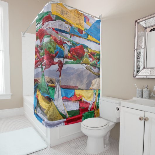 チベットの風景と祈りの言葉フラグ – ヒマラヤ シャワーカーテン (インサイチュ)