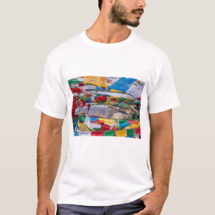 チベットの風景と祈りの言葉フラグ – ヒマラヤ Tシャツ