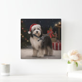 チベットテリアの犬と雪のクリスマス スクエア壁時計 (ホーム)