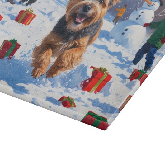 チベットテリア走ーのクリスマス帽子と雪の カッティングボード (角)