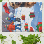 チベットテリア走ーのクリスマス帽子と雪の キッチンタオル (折り畳み)