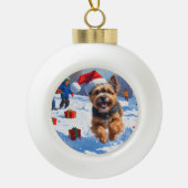 チベットテリア走ーのクリスマス帽子と雪の セラミックボールオーナメント (正面)