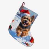 チベットテリア走ーのクリスマス帽子と雪の ラージクリスマスストッキング (正面 (吊り時))