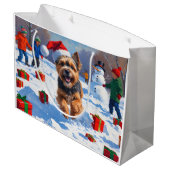 チベットテリア走ーのクリスマス帽子と雪の ラージペーパーバッグ (裏面アングル)