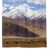 チベット - ヤクのいる山岳風景 シャワーカーテン (正面)