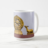 チベット、ラサ – ジョカン寺の法輪 コーヒーマグカップ (正面右)