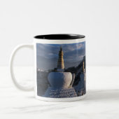 チベット-ラサ。日の出のポタラ ツートーンマグカップ (左)