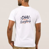 チャイはすべてを解決する - 面白いヒンディー語の名言Tシャツ Tシャツ (裏面)