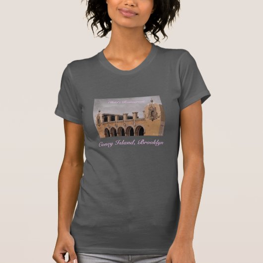 チャイルズ・レストランの外観 レディースTシャツ Tシャツ (正面)