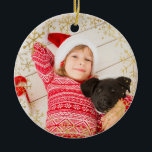 チャイルドズアニュアルクリスマス金ゴールド雪カスタム片 セラミックオーナメント<br><div class="desc">この美しい両面クリスマスオーナメントは、毎年あなたの子供のクリスマスのための完璧なオーナメントである！これは家族全員にとって美しい形見だ。クリスマスごとに与え自分の写真オーナメントの贈り物をあなたの子供によって伝統を作成！前面には金ゴールドのスノーフレーク・フレームの中に自分の写真が入っており、背面には金ゴールドのスノーフレーク・フレームの中に子供の名前、クリスマス年、カレンダー年が入っている。簡単カスタマイズで自分の写真と情報を！クリスマス素晴らしプレゼント！</div>