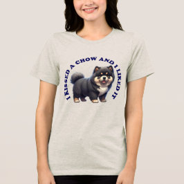チャウチャウの子犬にキスをした トライブレンドTシャツ