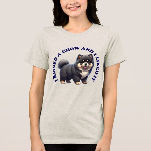 チャウチャウの子犬にキスをした トライブレンドTシャツ (正面)