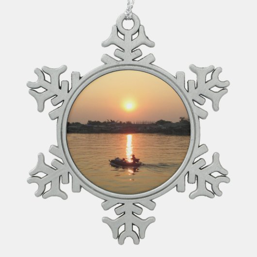 チャオプラヤ川サンセット…アユタヤ（タイ） スノーフレークピューターオーナメント (正面)