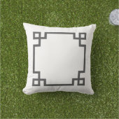 チャコールグレーとホワイトギリシャ鍵 クッション (芝生)