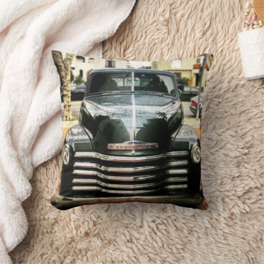 チャコールグレーの背部が付いているヴィンテージのChevyのトラックの枕 クッション (ブランケット)