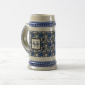 チャコールグレー背景の青いカエルの葉 ビールジョッキ (正面左)