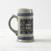 チャコールグレー背景の青いカエルの葉 ビールジョッキ (左)