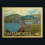 チャタノオガポスターテネシーVintage Travel ポスター<br><div class="desc">ヴィンテージ旅行スタイルのチャタノオガテネシーデザインは、橋の後ろに川の上にパドルボートを特徴とする。</div>