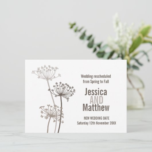 チャビルモダンフラワー結婚ブラウンの再計画 招待状 (スタンド正面)