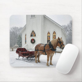 チャペルのそばで待つクリスマスの馬車 マウスパッド