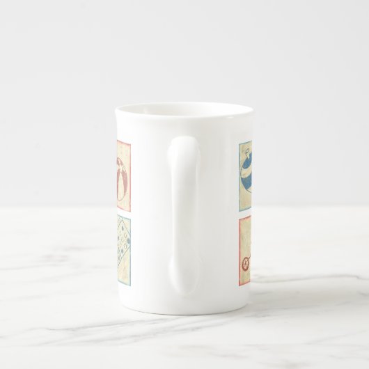 チャリヤ・ザリスによる子供のおもちゃについて ボーンチャイナマグカップ (裏面)