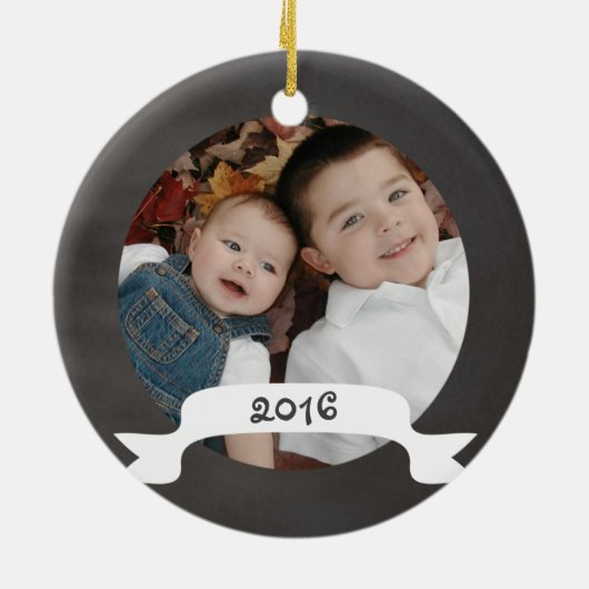 チャルクボード兄弟としての初のクリスマス セラミックオーナメント (裏面)