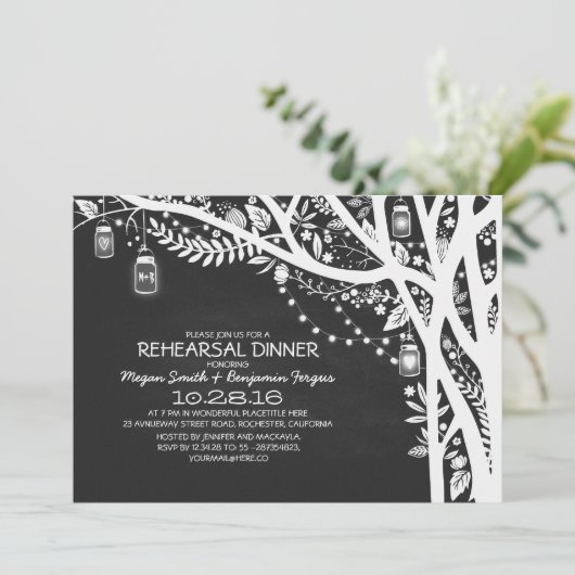 チャルクボード·メイソンは木の明かりをつけて夕食のリハーサルをする 招待状 (スタンド正面)