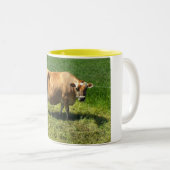 チャンネル諸島のジャージー牛 ツートーンマグカップ (正面右)
