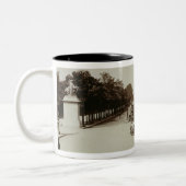 チャンピオンElysees、パリ(セピア色の写真) ツートーンマグカップ (左)