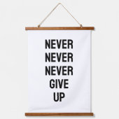 チャーチル 黒と白の引用句「Never Never Never Give Up」 吊り下げ型タペストリー (正面)
