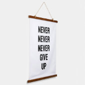 チャーチル 黒と白の引用句「Never Never Never Give Up」 吊り下げ型タペストリー (傾斜あり)