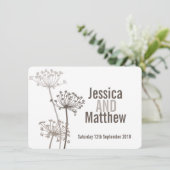 チャービル 現代の花 茶色の結婚式招待状 招待状 (スタンド正面)