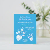 チャーミングな青い花のハートの誕生日招待状 ポストカード (スタンド正面)