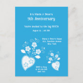 チャーミングな青い花のハートの誕生日招待状 ポストカード (正面)