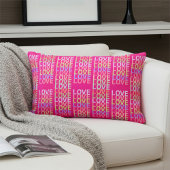 チャームに満ちたLOVEパターン、赤とホットピンクのストライプ ランバークッション
