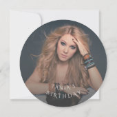 チャームブルゴーニュ花金ゴールド大理石フォト誕生日 セーブザデート (裏面)