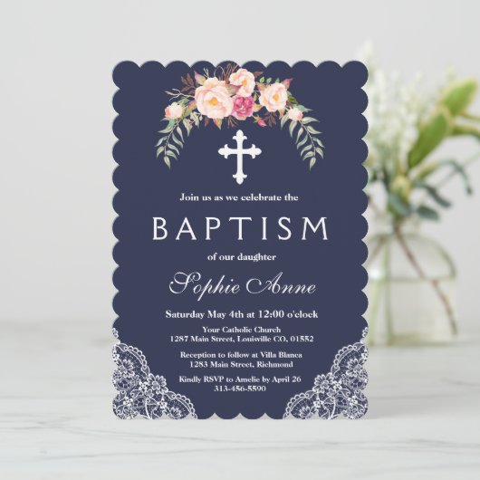 チャーム赤面ピンクフラワーズレースネイビーバプティズム 招待状 (スタンド正面)