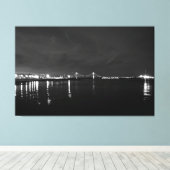 チャールストンブリッジナイトライトブラック&ホワイト キャンバスプリント (インサイチュ (ウッドフロア))