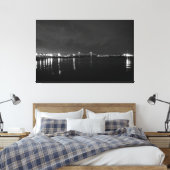 チャールストンブリッジナイトライトブラック&ホワイト キャンバスプリント (インサイチュ (寝室))