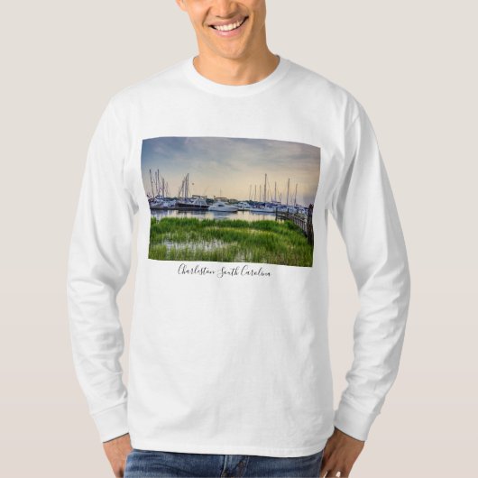 チャールストン港のボート 日没 長袖シャツ Tシャツ (正面)