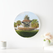 チャールストンSCのパイナップル噴水、水辺地帯公園 ラージ壁時計 (ホーム)