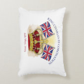 チャールズ三世の戴冠王と旗 アクセントクッション (正面(垂直))