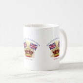 チャールズ三世の戴冠王と旗 コーヒーマグカップ (正面右)