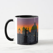 チャールズ橋11のoz。 信号器のマグ マグカップ (左)