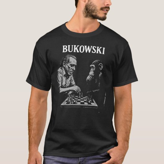 チャールズ・ブコウスキーが猿とチェスをする Tシャツ (正面)